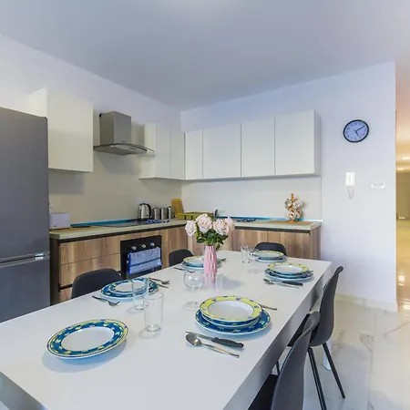 Spacious Brand New Hb Balcony 3 Bdr 2 Bth Bugibba Daire